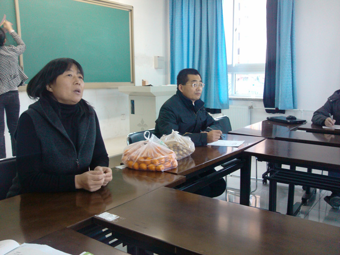 初三年级党支部全体党员在初三会议室召开民主生活会