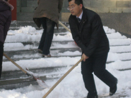 初中部党总支组织党员清扫校园积雪