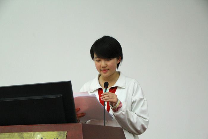 高二年级召开期中考试学生表彰大会