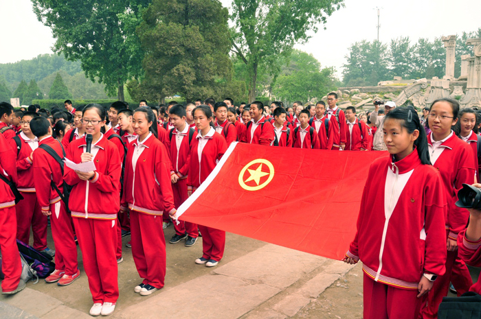 北京二十中学初二年级开展圆明园爱国主义教育暨新团员宣誓活动