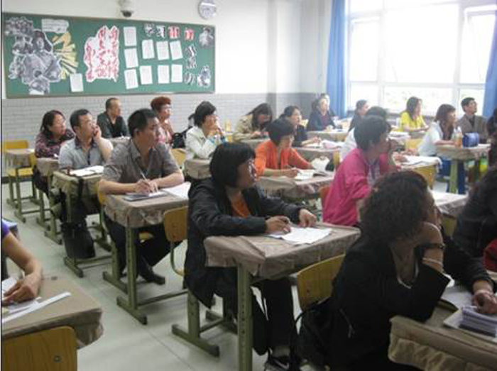 高二年级召开期中家长会