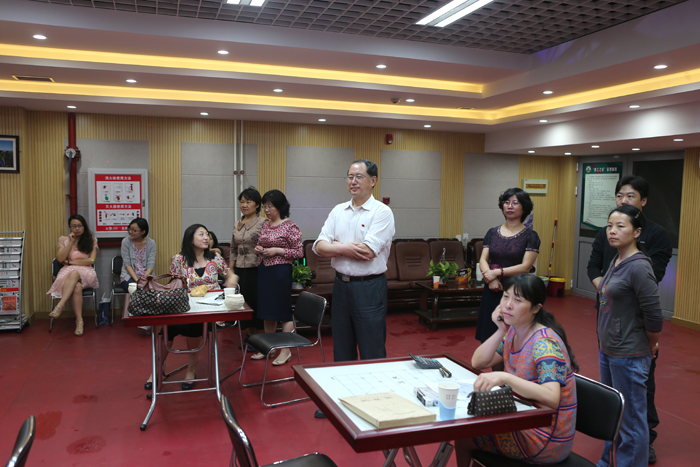 我校举行“唱响红色五月”教师卡拉OK歌咏比赛预赛