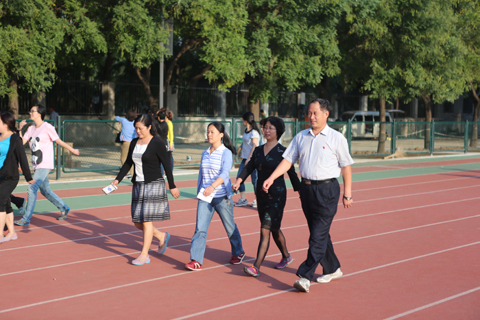 我校举行教师长走健身活动