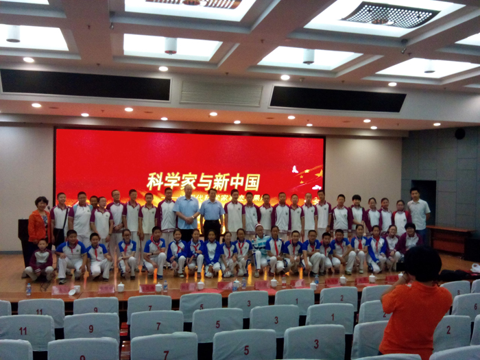 我校组织科技特长生参观“科学家与新中国——近现代科学家事迹成果展”