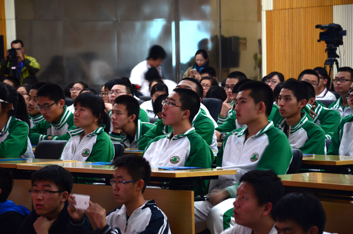 我校组织学生参加“明天小小科学家”奖励活动专家讲座