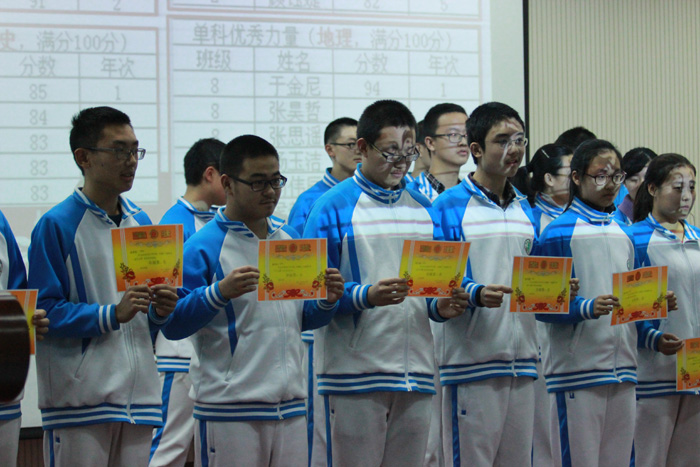 高一年级召开期中学习分析会