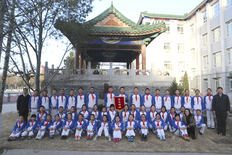 北京二十中学初中部开展“雷锋班”“董存瑞班”“马永顺班”交接仪式