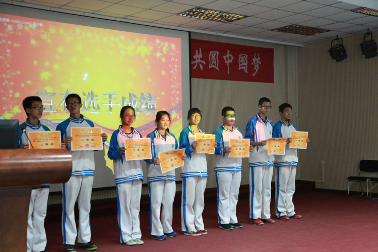 高一年级举行“学雷锋 践行社会主义核心价值观 扬五彩青春 做中国脊梁”演讲比赛