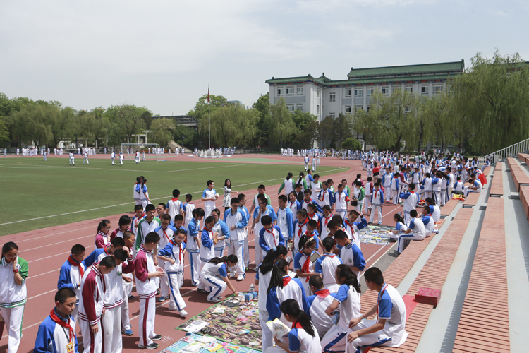 我校举行了第四届“中国梦 环保心”爱心义卖跳蚤市场