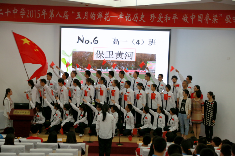 高一年级举办“五月的鲜花”歌咏比赛
