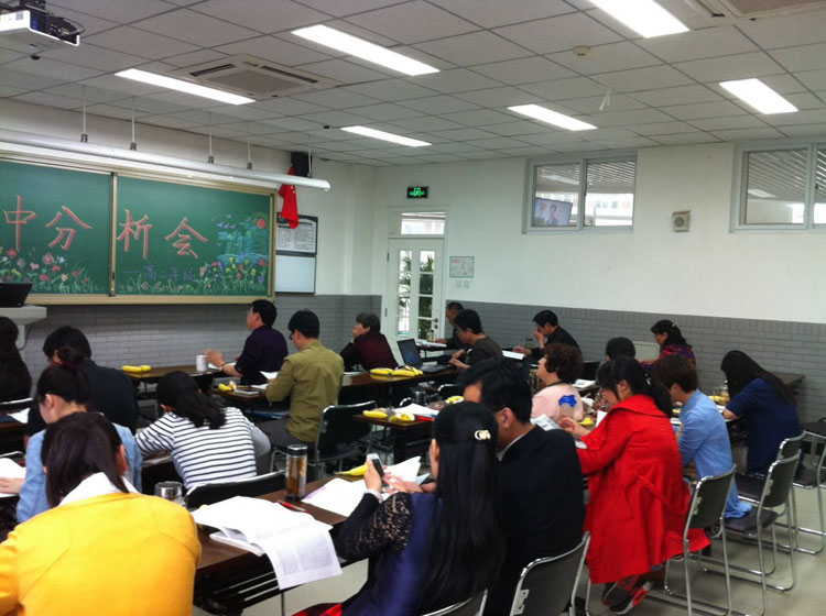 高二年级全体教师召开期中考试分析会