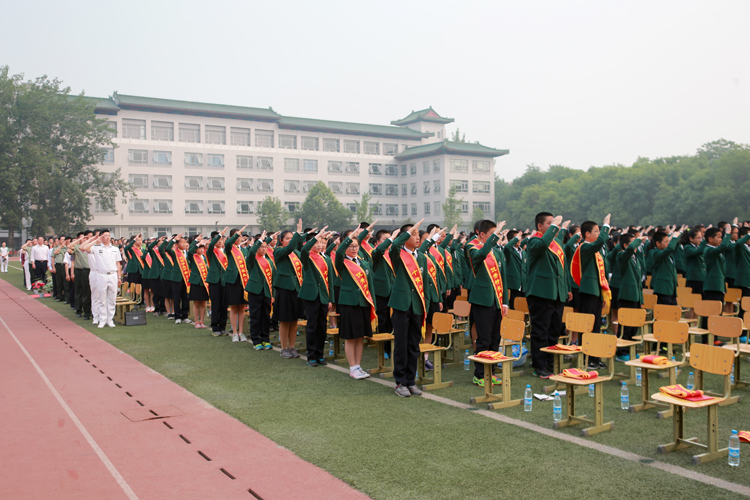 我校举行主题为“从我做起 铭记峥嵘岁月 心有榜样 争做中国脊梁”五四表彰大会