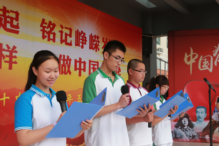 校团委组织学生会学生干部代表全体学弟学妹向高三同学送祝福