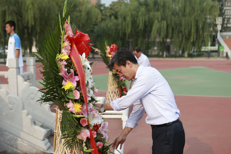 北京二十中学纪念中国人民抗日战争暨世界反法西斯战争胜利70周年主题党团队员集体宣誓活动
