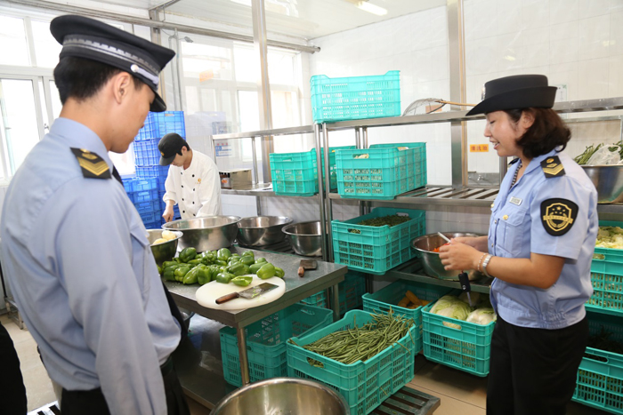街道食药局检查组对我校食堂及餐厅进行全面检查
