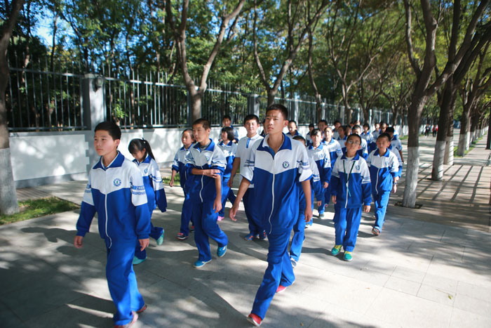 九渡河中学学生参观校园活动