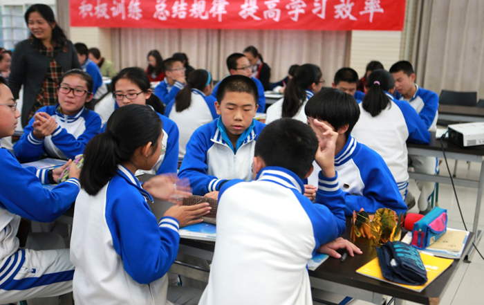 初中部继续深入开展“基于学生主体参与下的有效课堂教学研究”骨干教师观摩课活动
