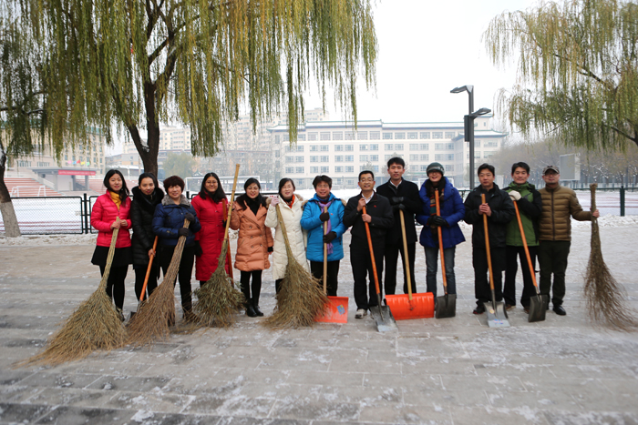 初中部党员清理校园积雪