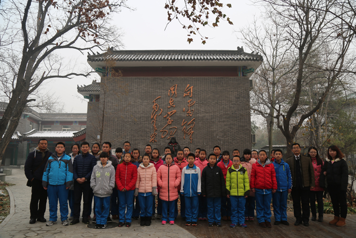 喇嘛沟门满族中学学生参观校园活动