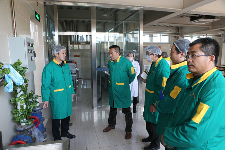 我校食品安全领导小组对食堂进行食品安全工作检查