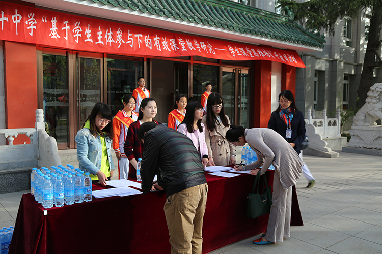 走进课堂，共促成长——我校初中部开展家长开放日活动