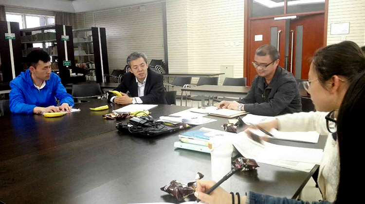 初二年级召开期中年级分析会