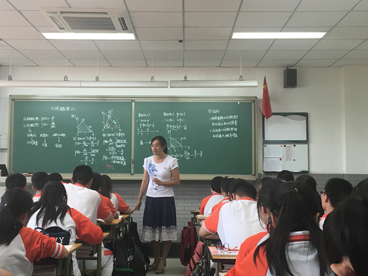 高一党支部组织党员示范课