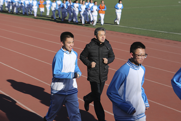 快乐参与阳光体育运动，健康身体我与祖国同行