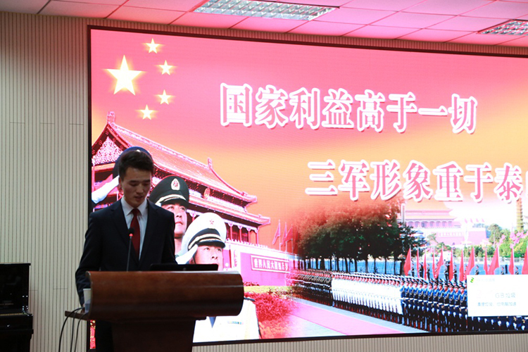 高二年级举行“国家利益高于一切  三军形象重于泰山”主题讲座