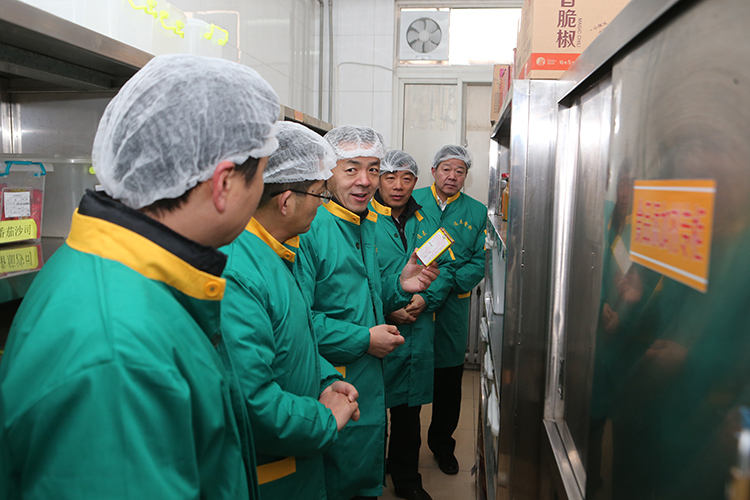 陈校长带领学校食品安全领导小组进行食品安全工作检查