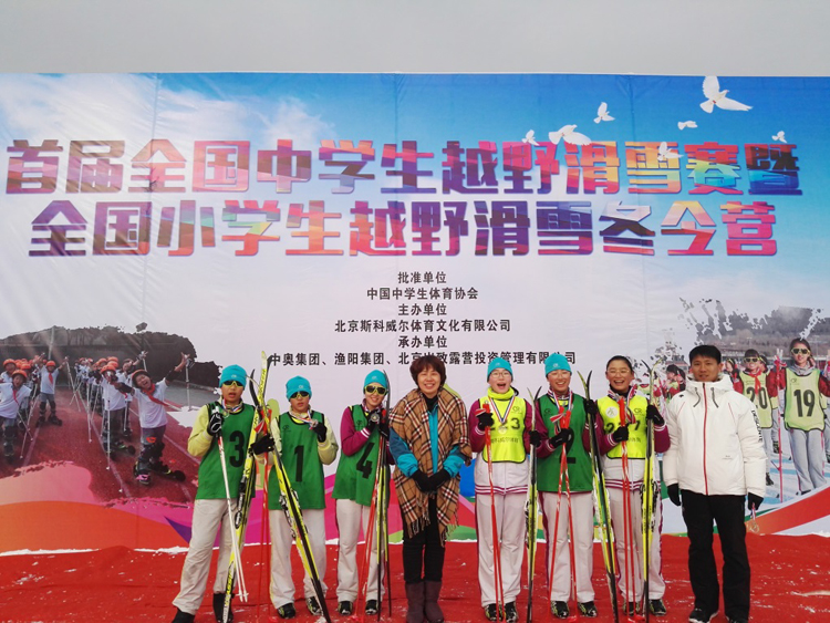 迎新年二十健儿雪场扬校威
