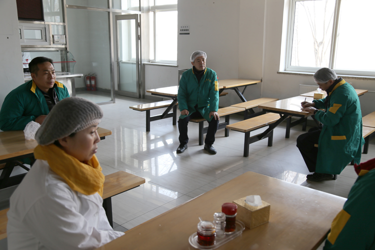 陈校长带领学校食品安全领导小组成员对食堂进行全面检查