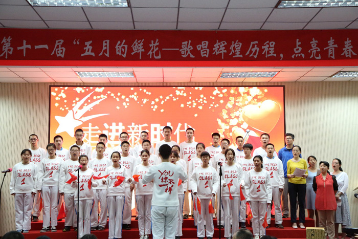 高一年级举行“歌唱辉煌历程，点亮青春理想”歌咏比赛