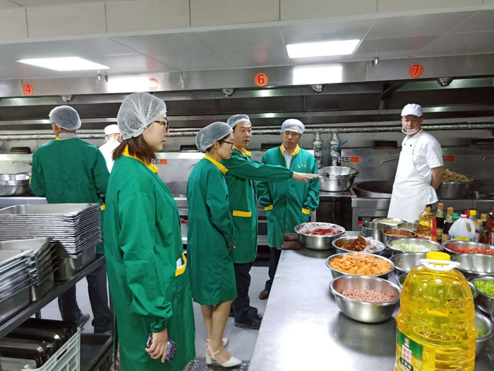 学校食品安全领导小组安排年级主任对食堂进行全面检查