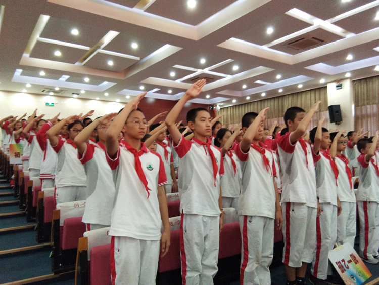 “迈好中学第一步 争做二十小脊梁”初一年级举行建队仪式