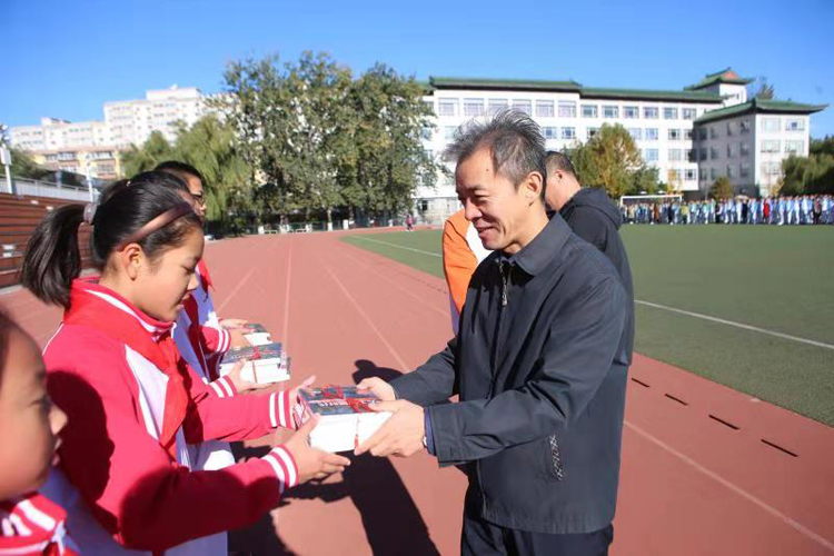 读科普书籍  树科学梦想——学校举行科技节赠书活动
