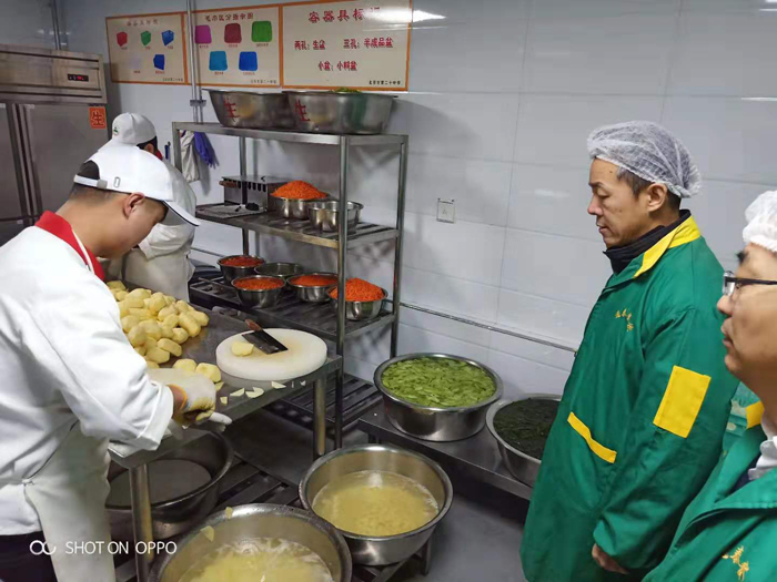 陈恒华校长带领学校食品安全领导小组开展食堂安全检查