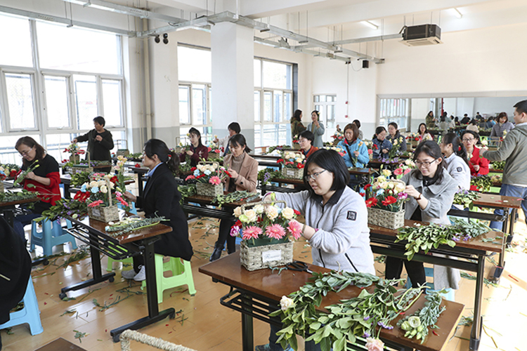 美丽，在春风中绽放——记北京二十中学工会庆“三八妇女节”活动