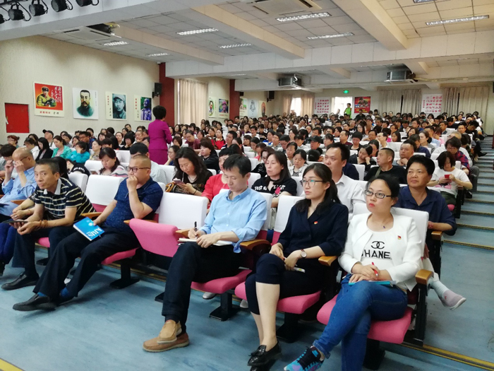 家校携手 共育“脊梁”——高一年级家长会圆满举行