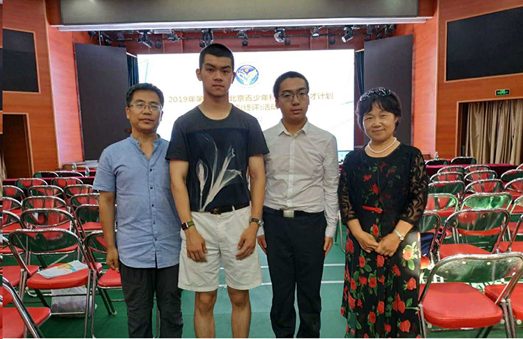 我校高二两名学生参加北京市第十八期青少年科技后备人才早期培养展评（终评）活动 