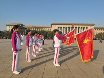 恰同学少年，为英雄站岗；逢祖国七秩，替华夏争光——记北京市第二十中学站立少年先锋岗活动