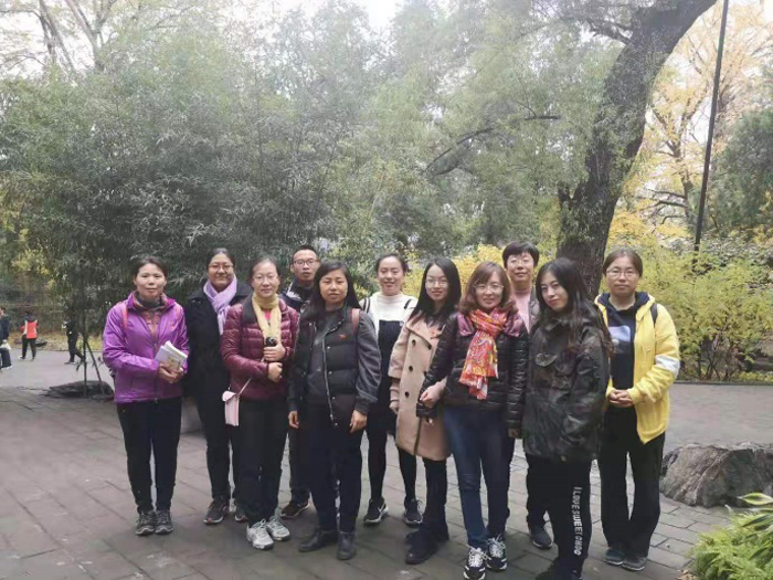 片片枫叶忆往昔  点点红心梦前行——明德支部“不忘初心，牢记使命”香山主题教育活动