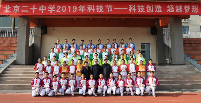 饱览前沿科技，展望未来趋势——学校举行科技节校长赠书活动