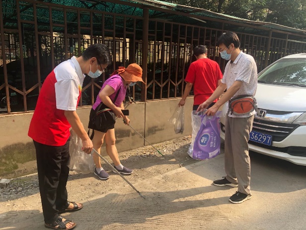 党员暑期心系责任，积极参与城市清洁——北京市第二十中学党委组织党员参与“城市周末清洁日活动”