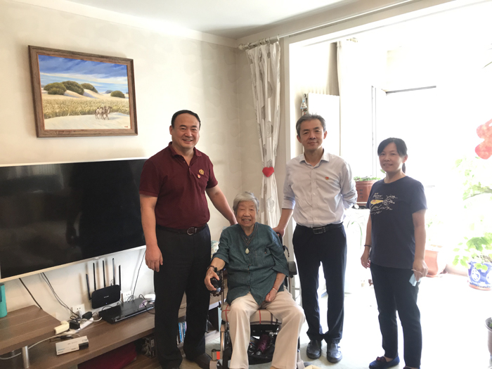 铭记英雄伟绩，不忘育人初心——北京市第二十中学党委慰问离休教师王球老师