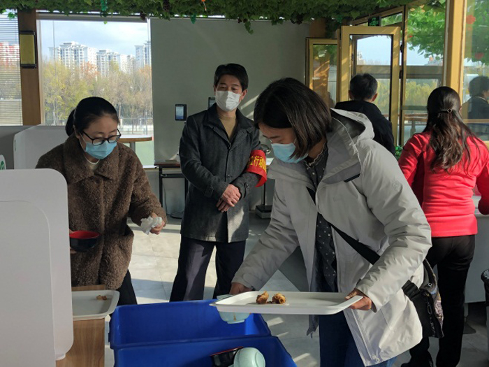 北京市第二十中学党委乐群党支部“光盘”在行动