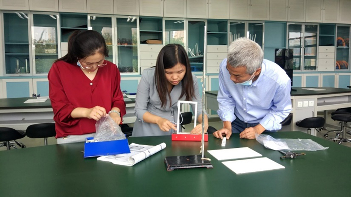 北京市第二十中学物理实验室、化学实验室、生物实验室本学期开展300余项实验教学