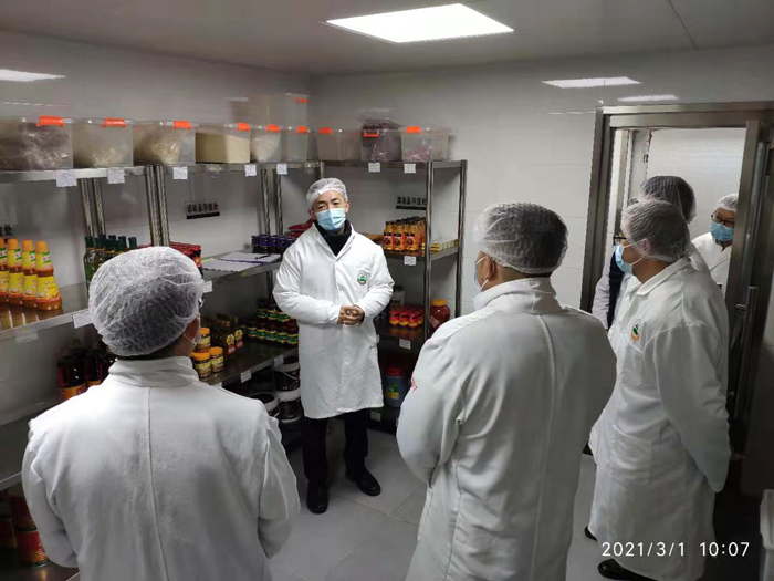 北京市第二十中学食品安全领导小组对学校食堂开展安全检查
