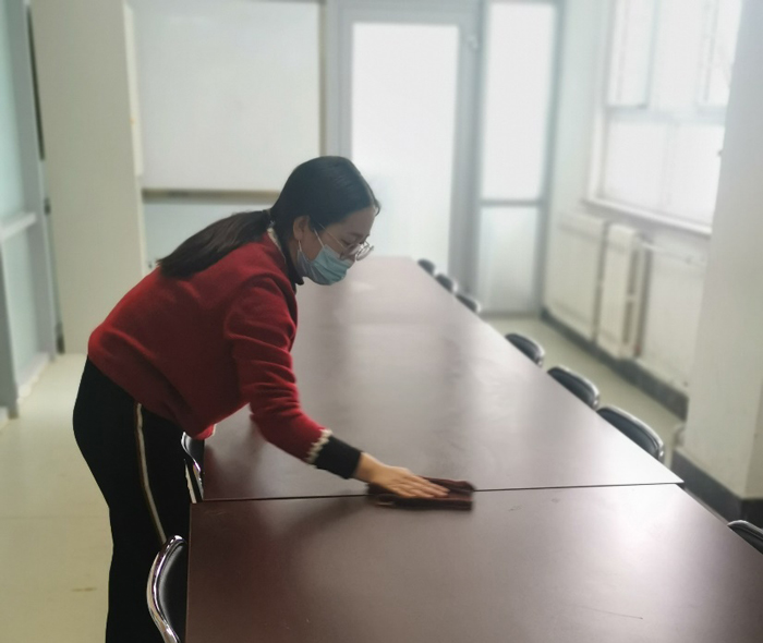 北京市第二十中学党委学文党支部组织党员志愿者们开展志愿服务活动