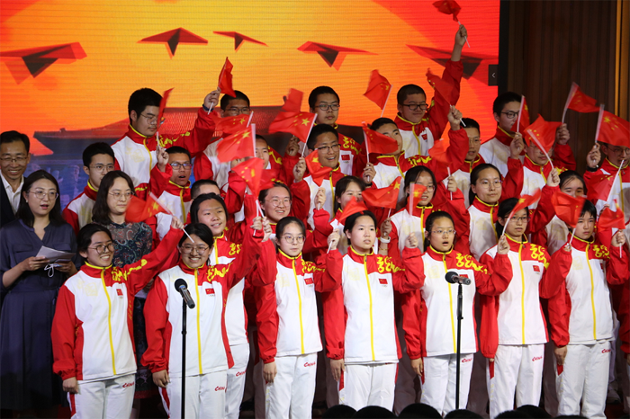 我校举办第十三届“五月的鲜花”歌咏朗诵比赛高二年级专场